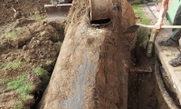 soulever-citerne-mazout-enterree-avec-grue